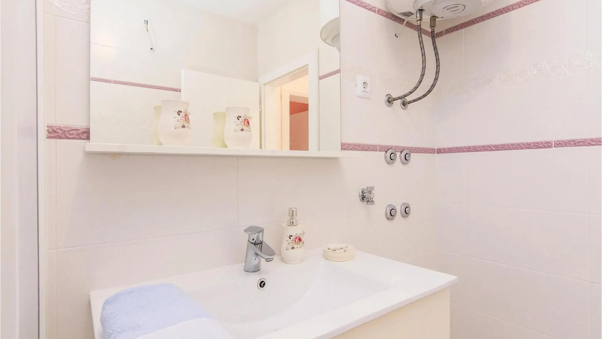 2 Bedroom Gorgeous Apartment In Pakostane