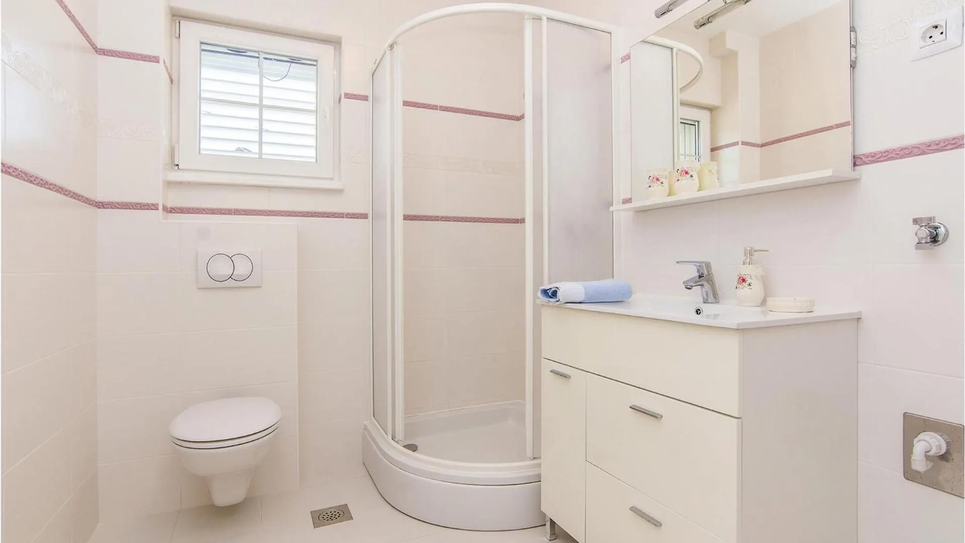 2 Bedroom Gorgeous Apartment In Pakostane 0*,